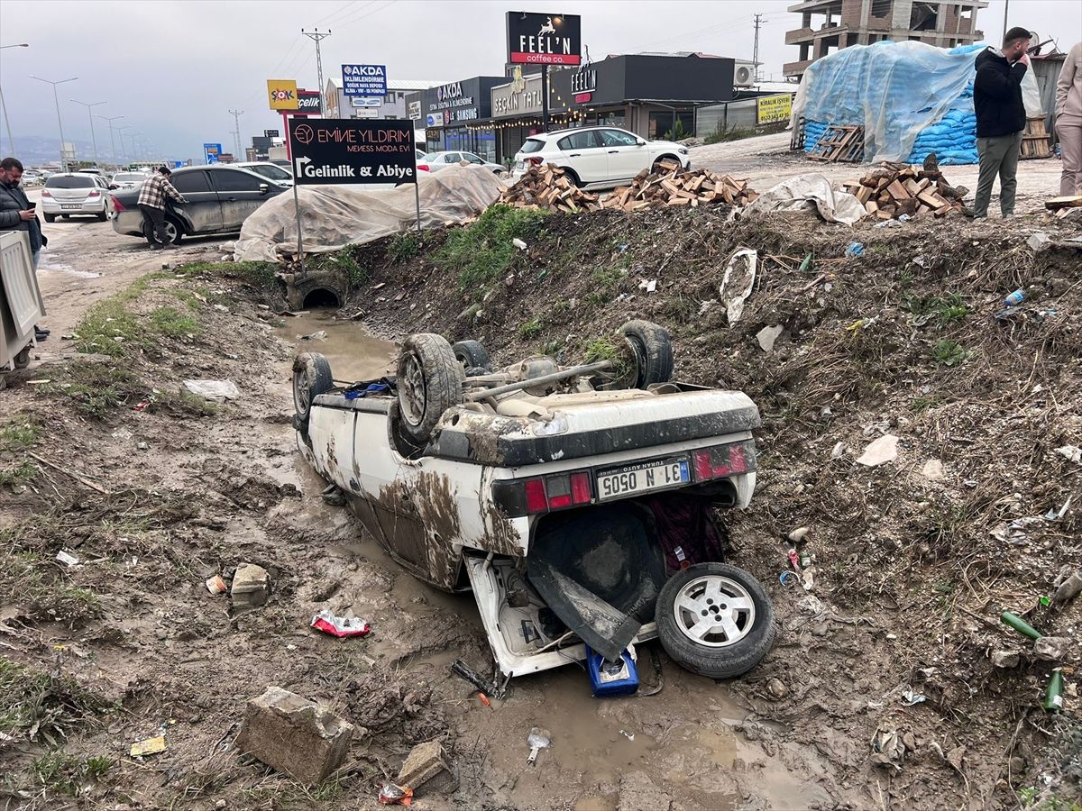 Hatay'da devrilen otomobildeki 3 kişi yaralandı
