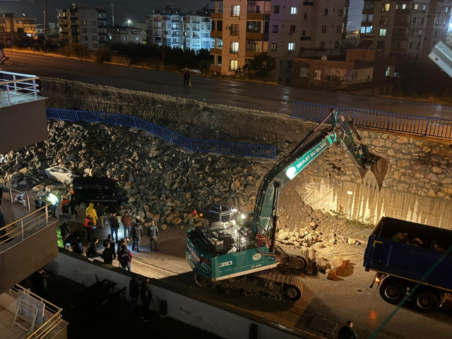 The retaining wall in Hatay collapsed onto parked vehicles