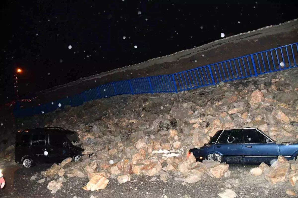 İstinat duvarının park halindeki araçların üzerine çöktüğü anlar kamerada