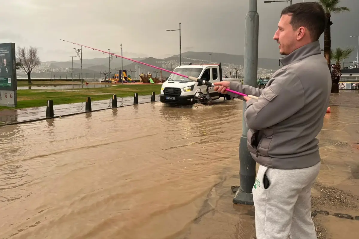 İzmir'de sağanak hayatı felç etti, oltasını kapan göle dönen yola attı