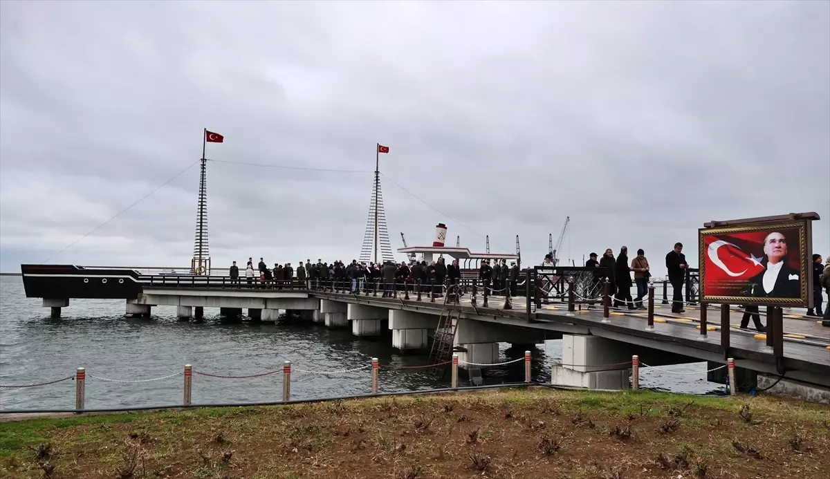 Mübadelenin 103. yılında Samsun'da denize karanfil bırakıldı