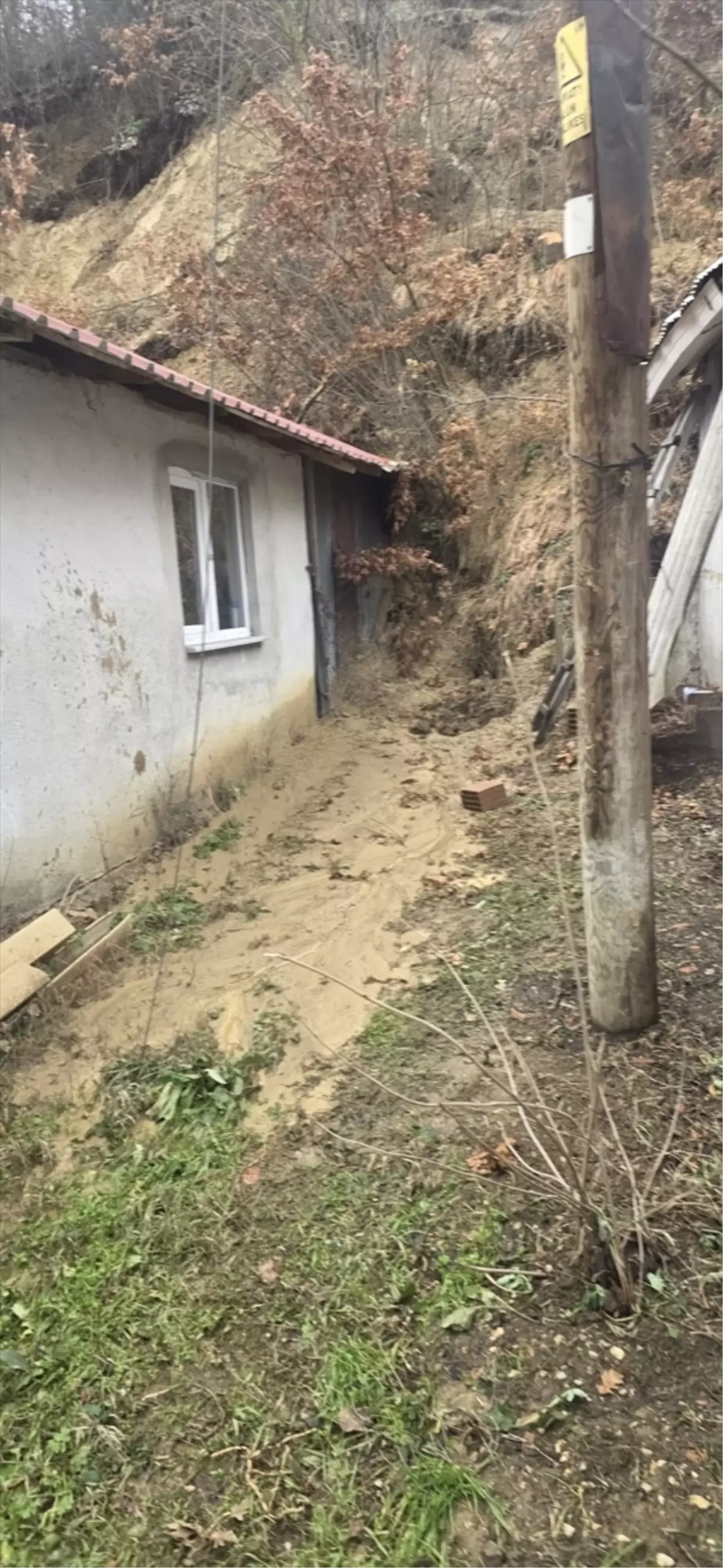 Mudurnu'da heyelan nedeniyle 3 ev tedbir amaçlı boşaltıldı