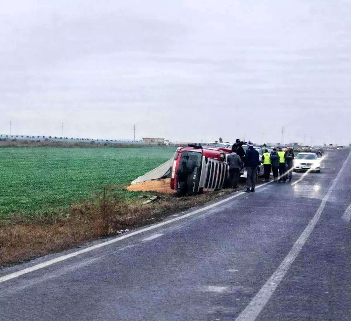 Muratlı'da kamyon devrildi