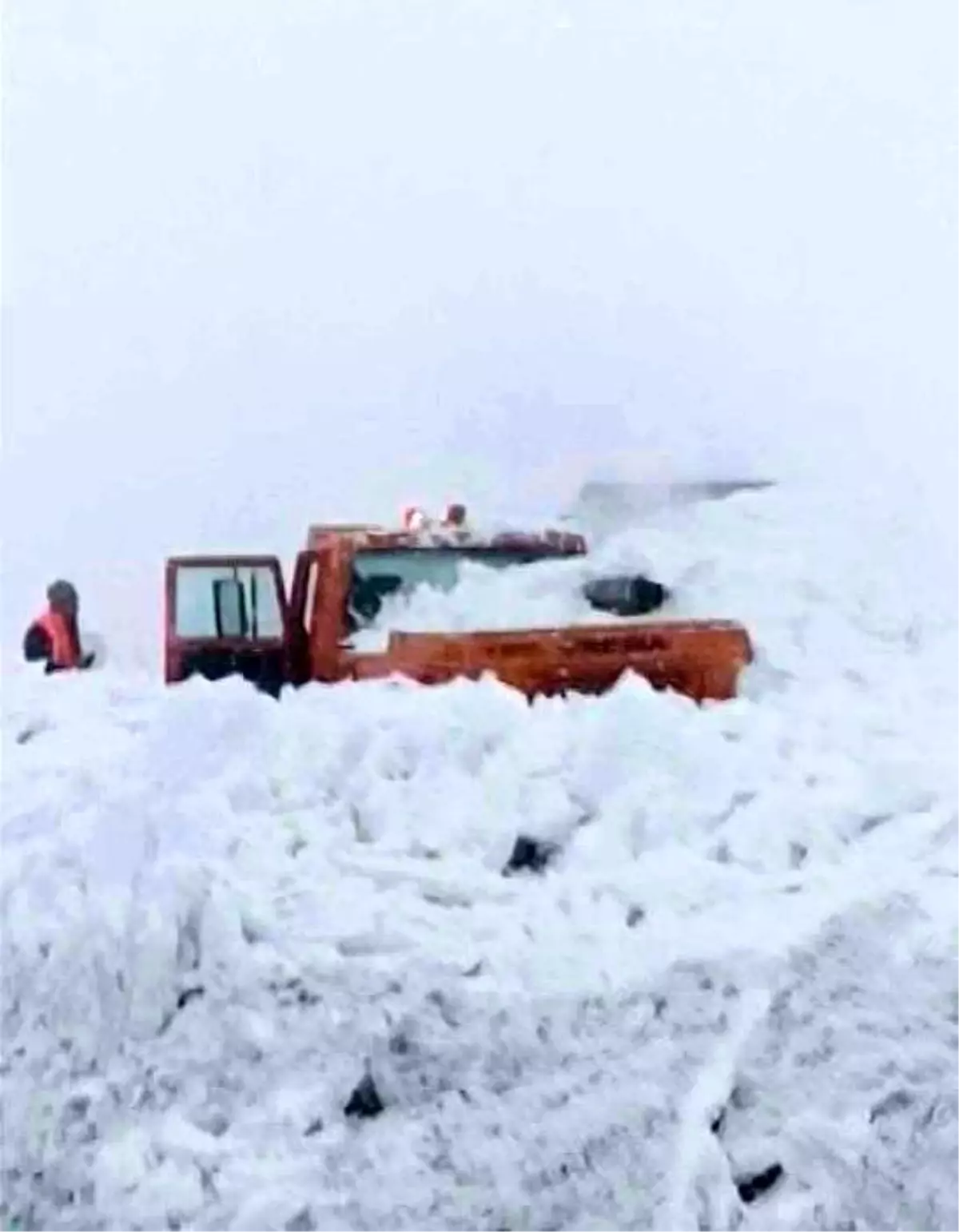 Muş-Kulp kara yolunda iş makinesinin üzerine çığ düştü