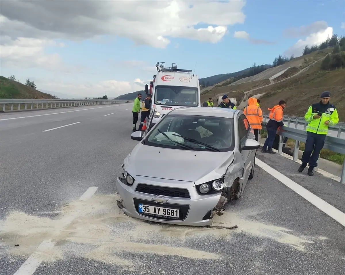 Nazilli'de bariyerlere çarpıp alev alan otomobilin sürücüsü yaralandı