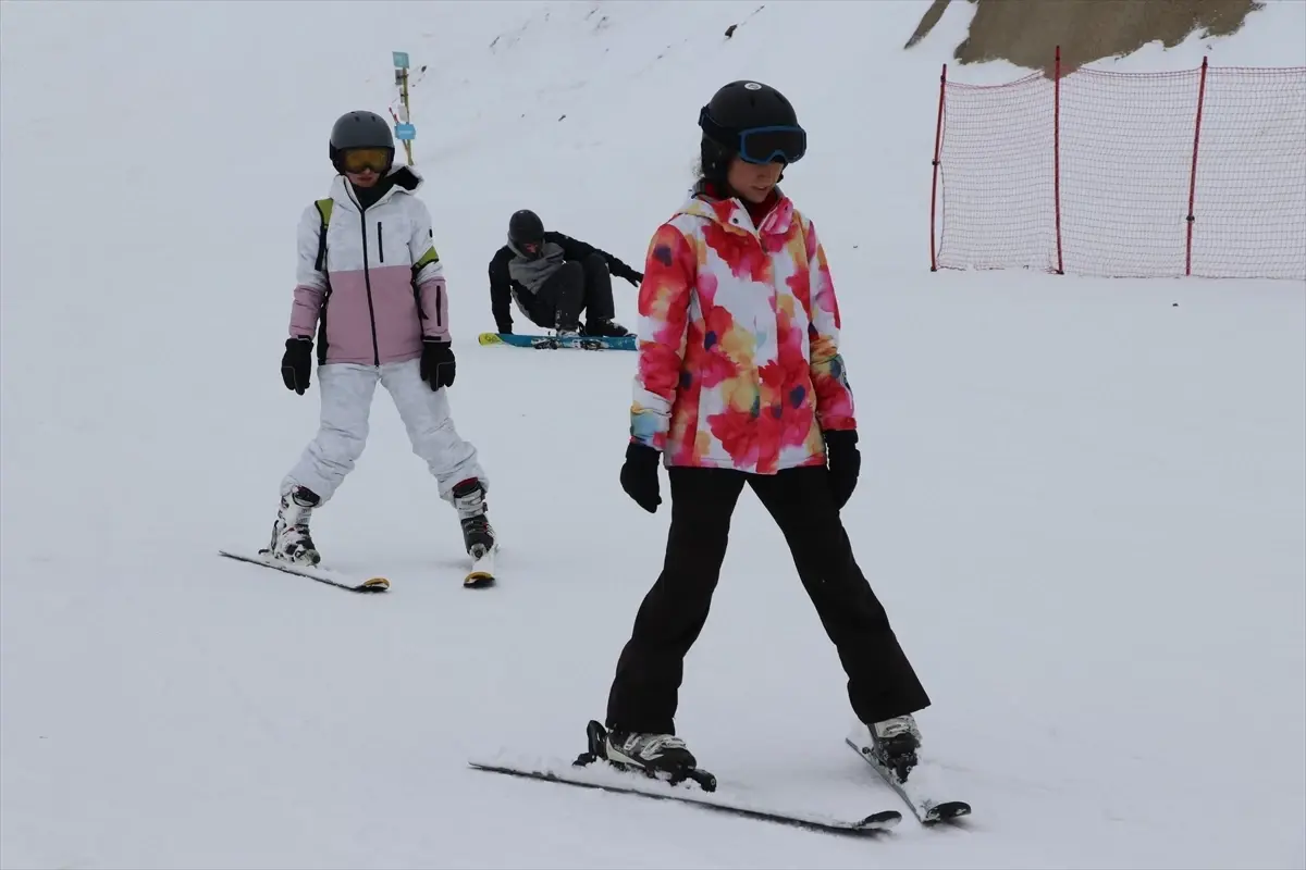 Palandöken Kayak Merkezi'nin otel ve pistleri tatilde kayakseverlerle doldu