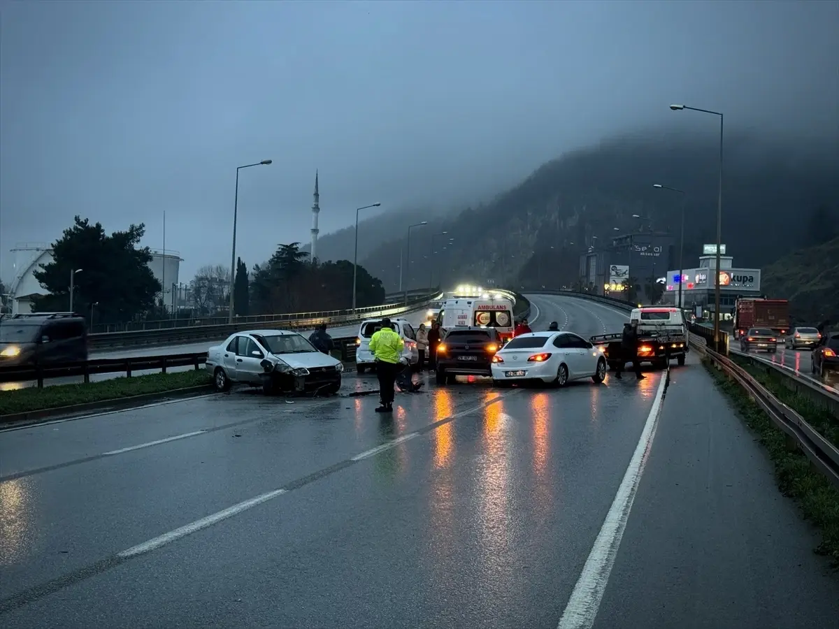 Samsun'da 5 otomobilin karıştığı zincirleme trafik kazasında 2 kişi yaralandı