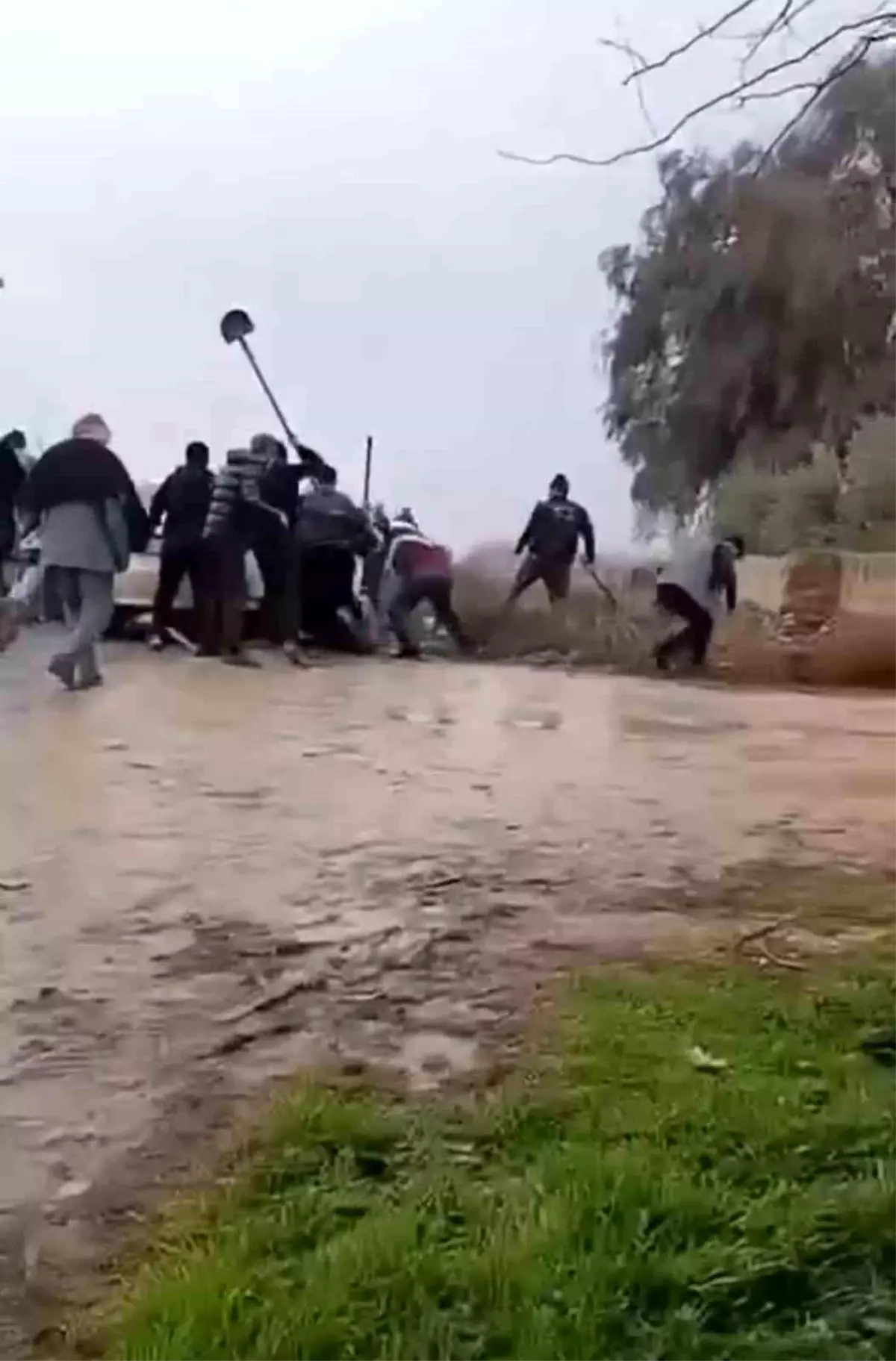 Şanlıurfa'da kazmalı kürekli arazi kavgası: 7 yaralı