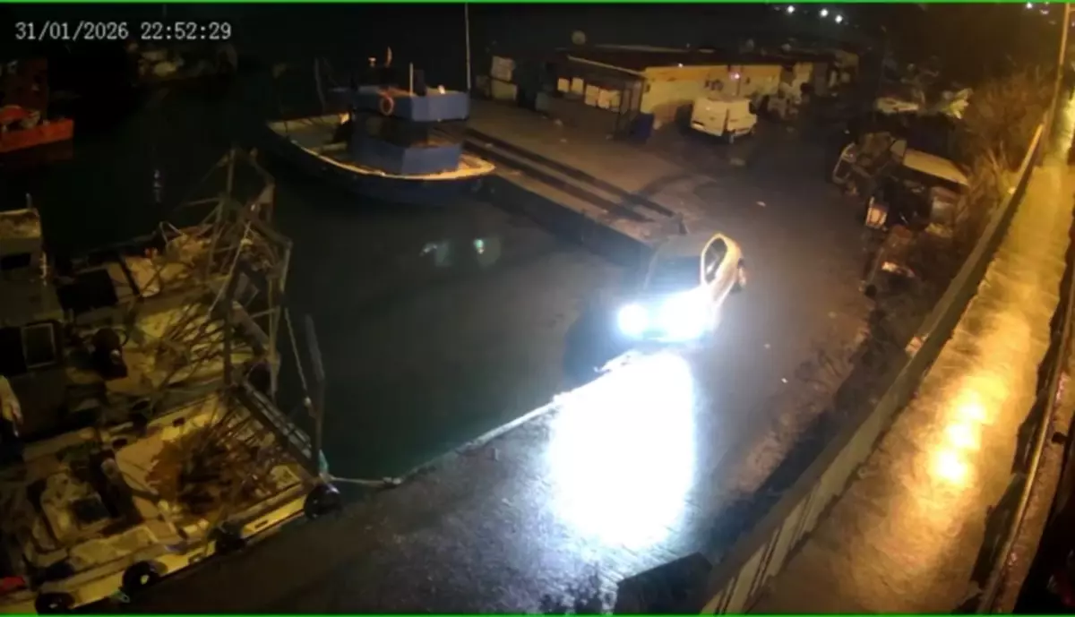 Sarıyer'de Otomobilin Denize Düştüğü Yerde İkinci Kaza Kamerada; Mendirekte Asılı Kaldı