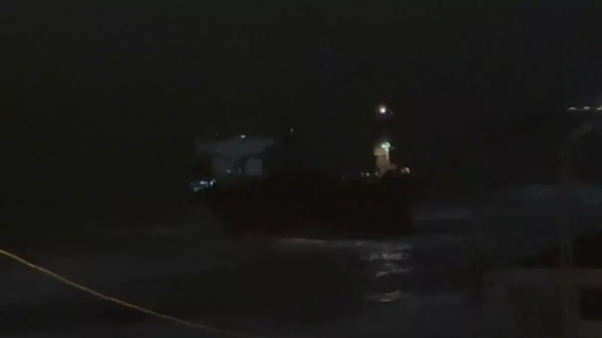 Sarıyer'de yük gemisi karaya oturdu