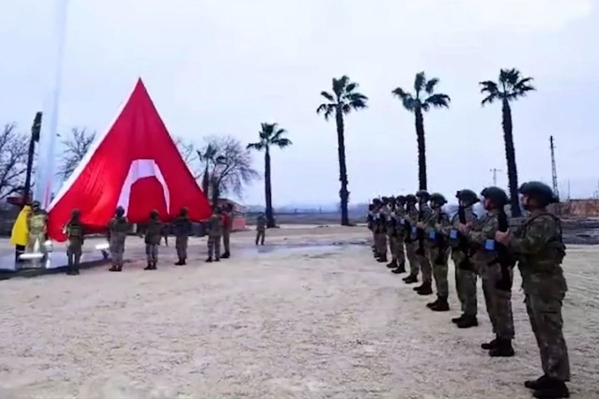 Terör örgütü yandaşları el uzatmıştı! Dev Türk bayrağı göndere çekildi