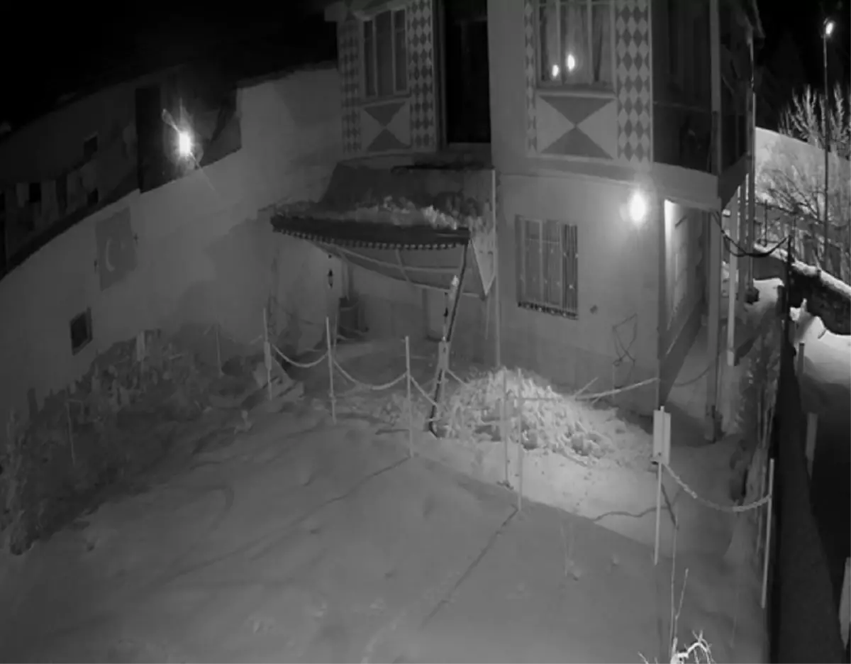 Üzerine kar düşen sundurma çöktü; o anlar kamerada