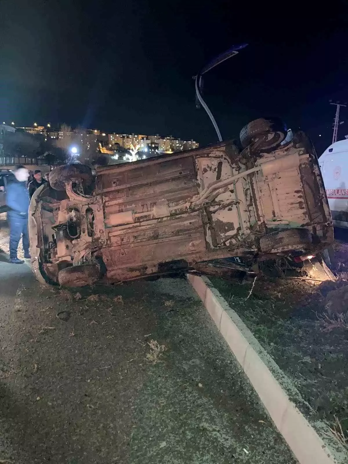 Van'da otomobil takla attı: 2 yaralı