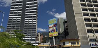 Venezuela'da otoyola Maduro ve eşi için 'sizleri geri istiyoruz' afişleri asıldı