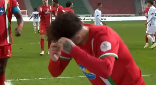 Moment that made an impact in the 7-0 match! Amedspor player also braided his hair