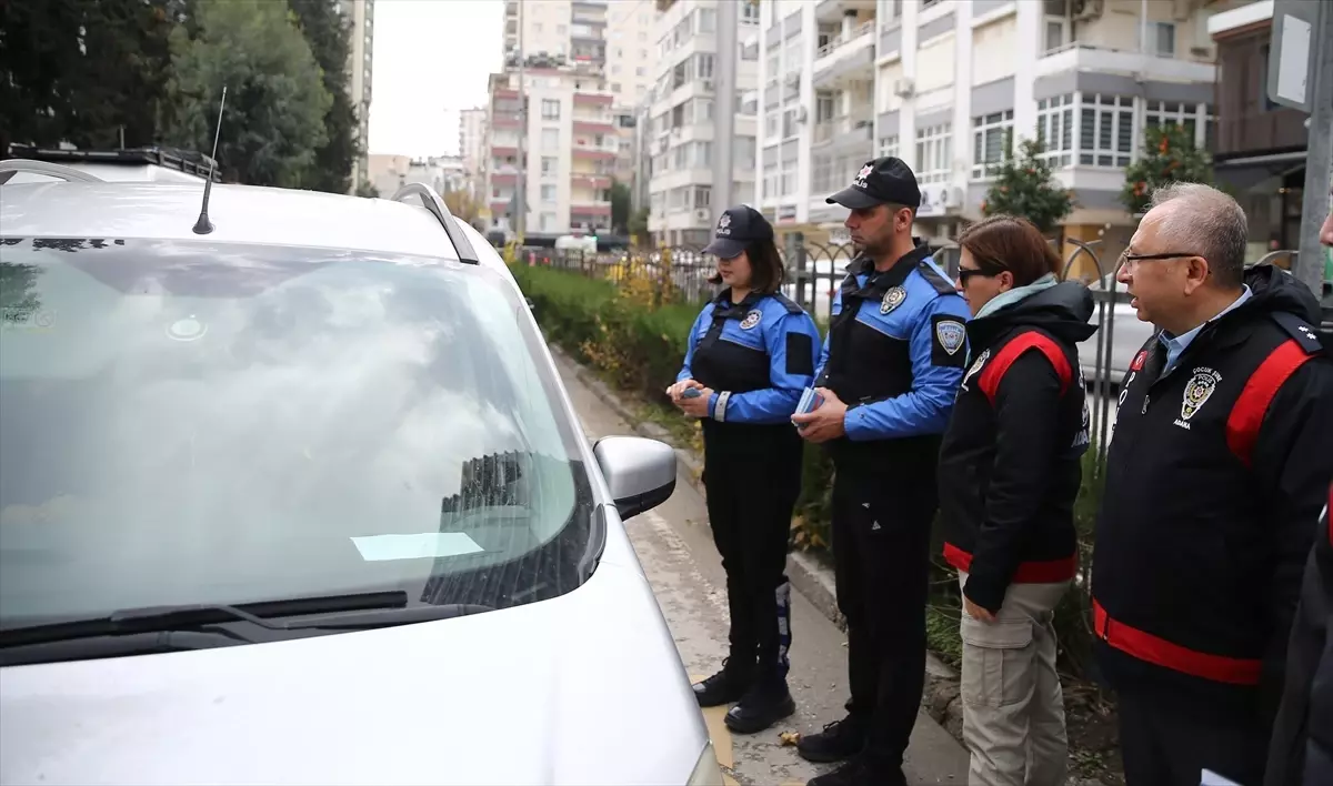 Adana'da polis ekipleri okulların çevresinde denetim yaptı