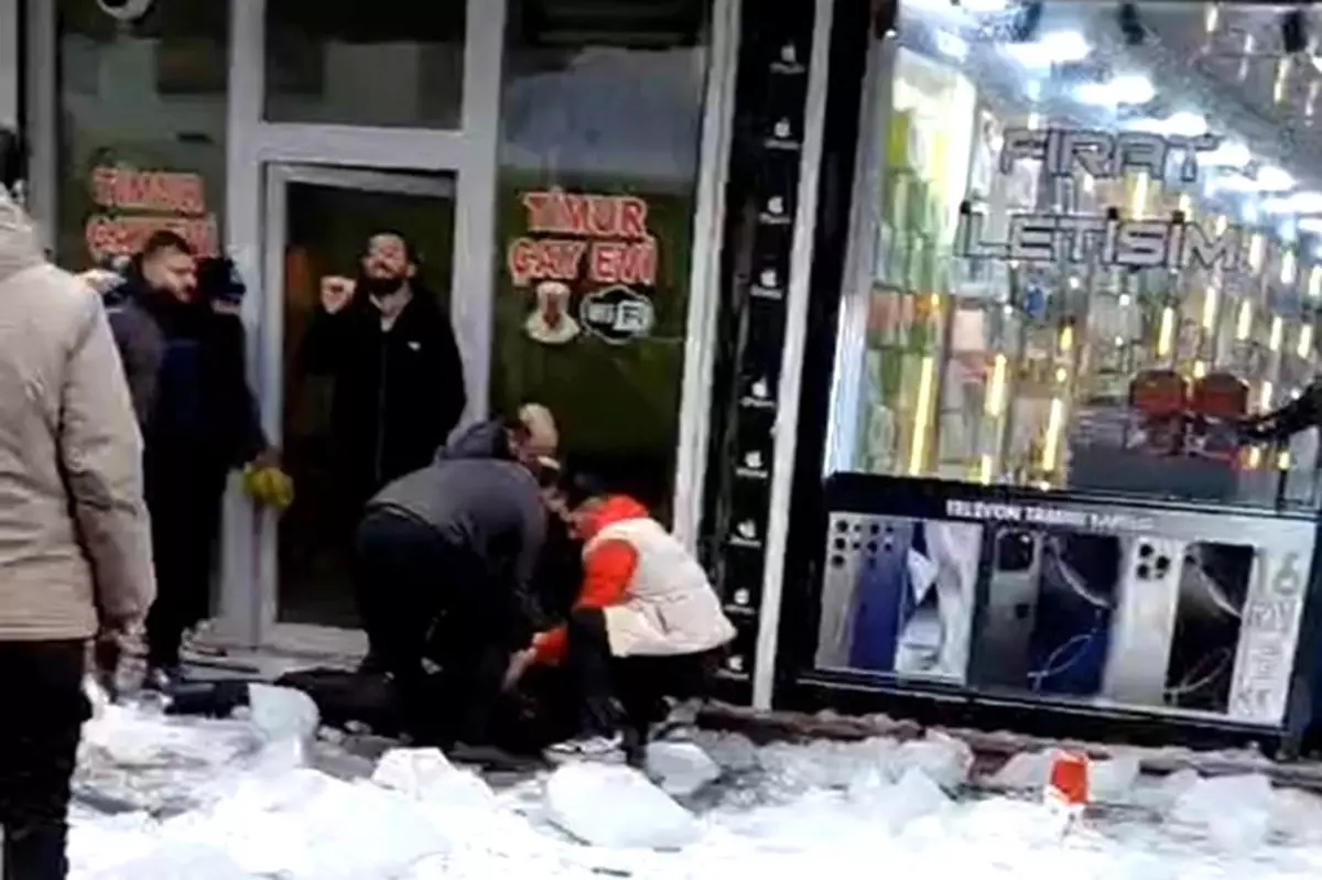 Ağrı'da çatıdan düşen kar ve buz kütlesi 1 kişiyi yaraladı