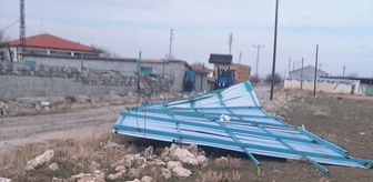 Aksaray'da kuvvetli rüzgar nedeniyle uçan çatının altında kalan kişi ağır yaralandı