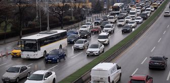 Ankara'da yarıyıl tatilin ardından okulların açılmasıyla trafik yoğunluğu oluştu
