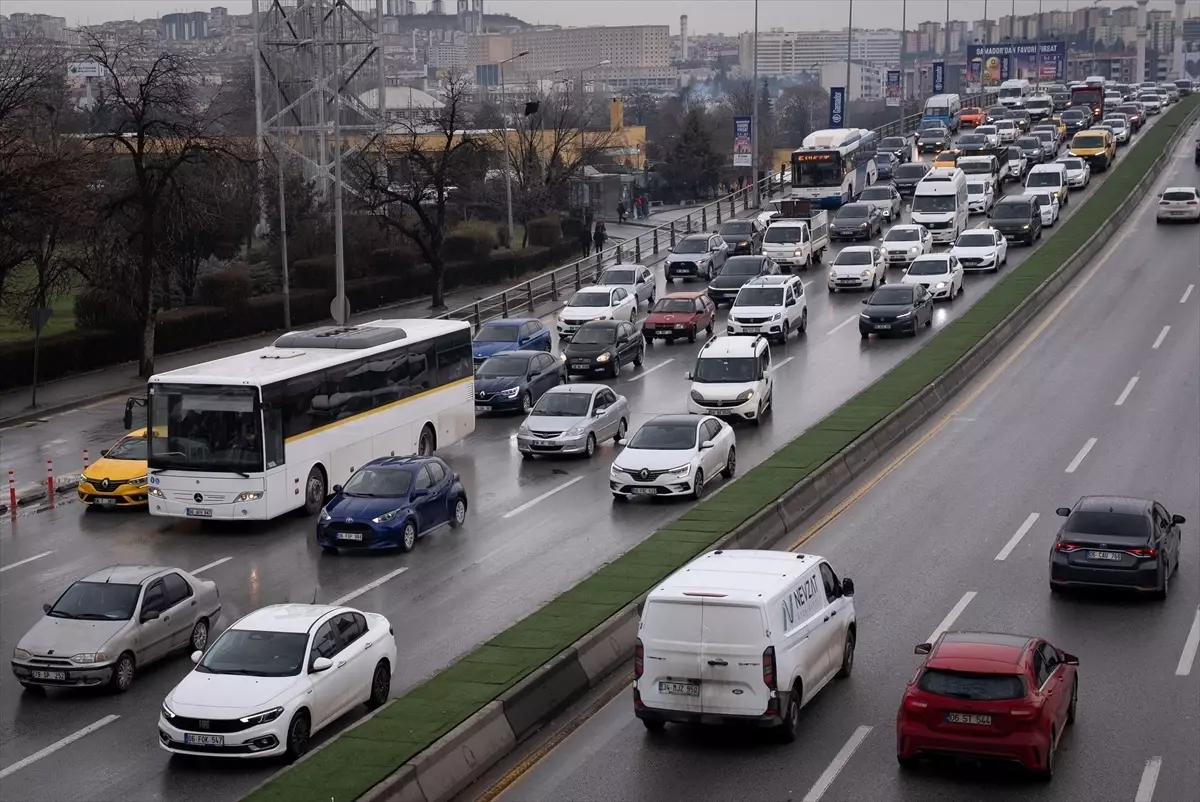 Ankara'da yarıyıl tatilin ardından okulların açılmasıyla trafik yoğunluğu oluştu