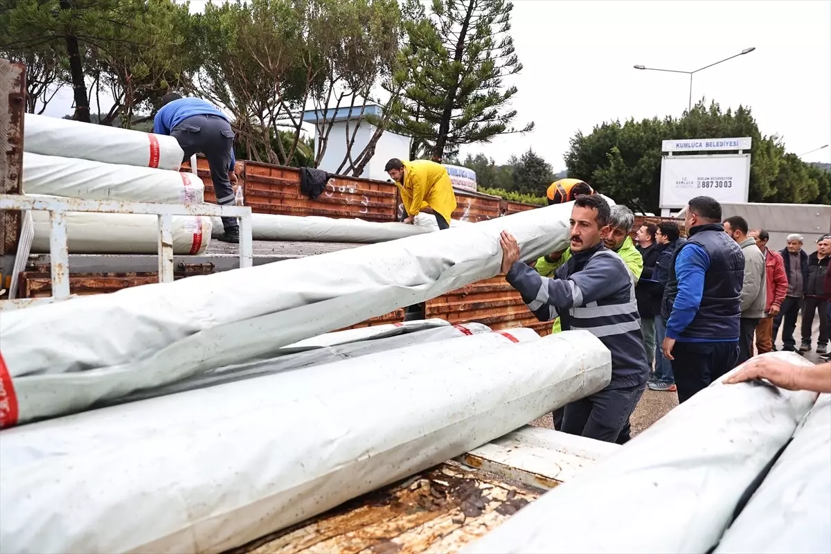 Antalya'da hortum ve fırtınadan zarar gören üreticiye sera naylonu dağıtıldı