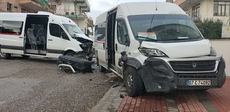Antalya'da servis araçlarının kaza yapması sonucu iki öğrenci yaralandı