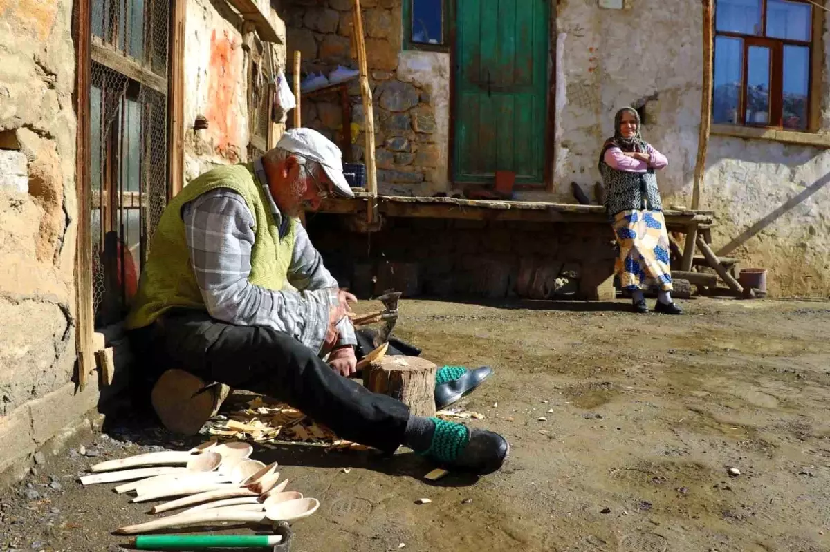 Babasından öğrendiği tahta kaşıkçılığı yaşatıyor