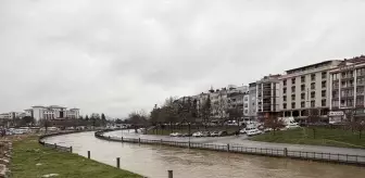 Biga'da taşkın riskine karşı Kocabaş Çayı çevresindeki park alanları kapatıldı