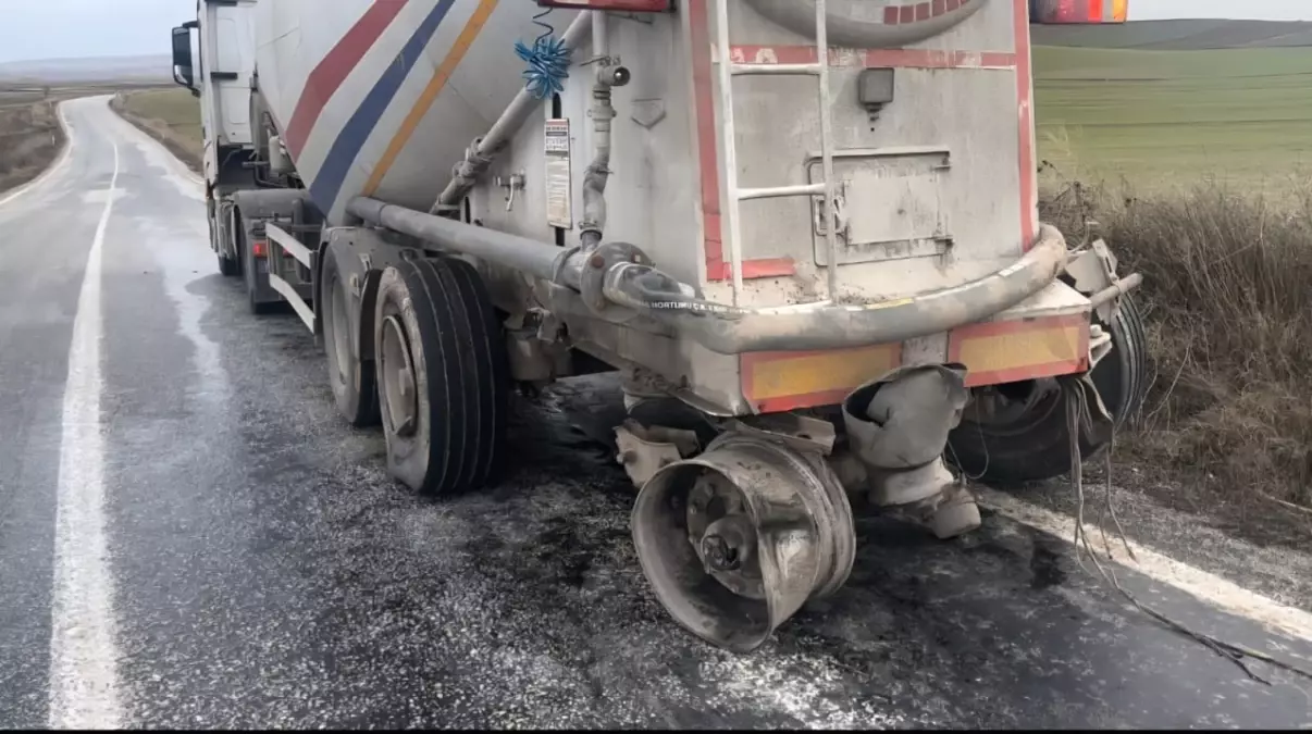 Çorum'da TIR ile otomobil çarpıştı: 4 yaralı