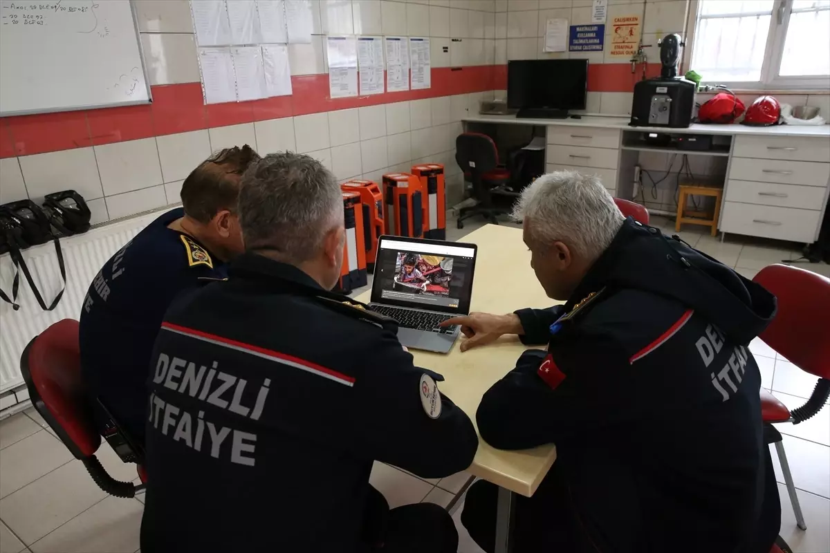 Denizli'de itfaiyeciler AA'nın "Yılın Kareleri" oylamasına katıldı