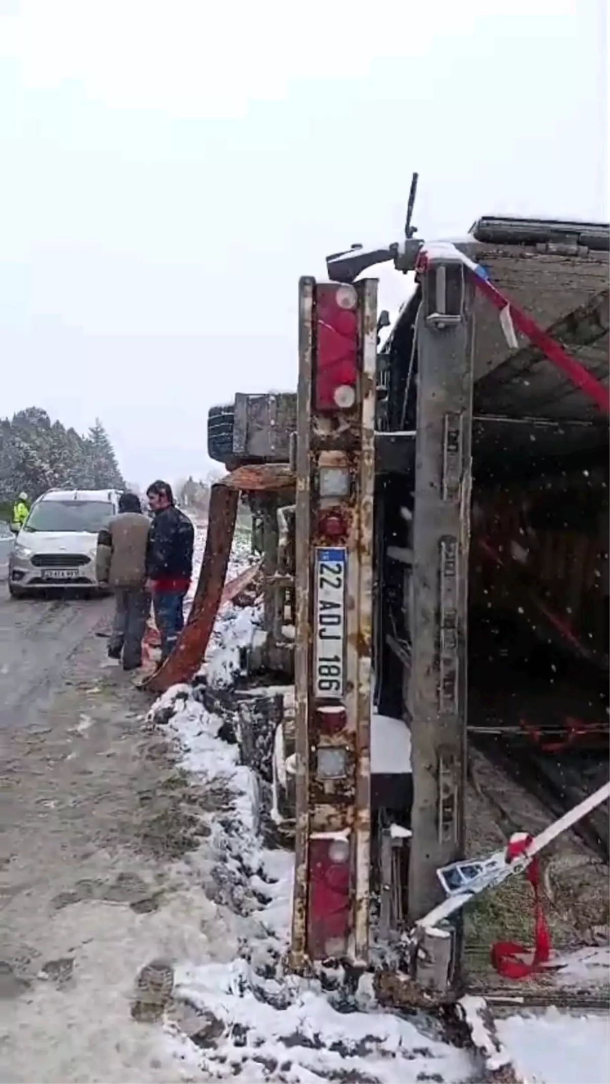 Edirne'de kar yağışı ve fırtına sebebiyle tır devrildi