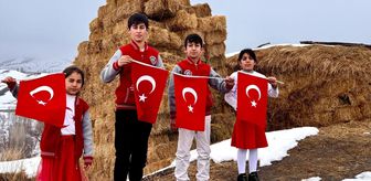 Erzurum'un kırsal mahallesindeki öğrenciler 'bayrak sevgisi'ni sokağa taşıdı