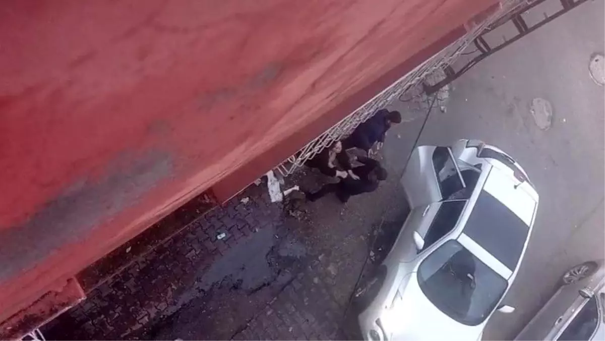 Eski eşini sokak ortasında darbeden şahıs gözaltına alındı