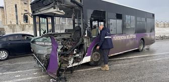Hakkari'de otobüs ile minibüsün çarpıştığı kazada 18 kişi yaralandı