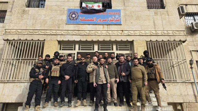 Haseke'de Suriye bayrağı göndere çekildi Haseke'de Suriye bayrağı göndere çekildi