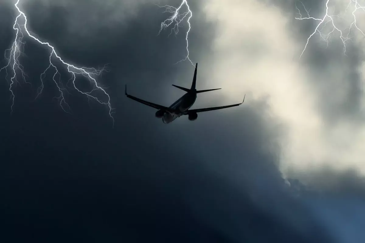 Yolcu uçağı Dalaman'a inemeyince Antalya'ya yönlendirildi