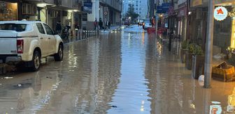 İzmir'de kuvvetli sağanak nedeniyle bazı iş yerlerini su bastı