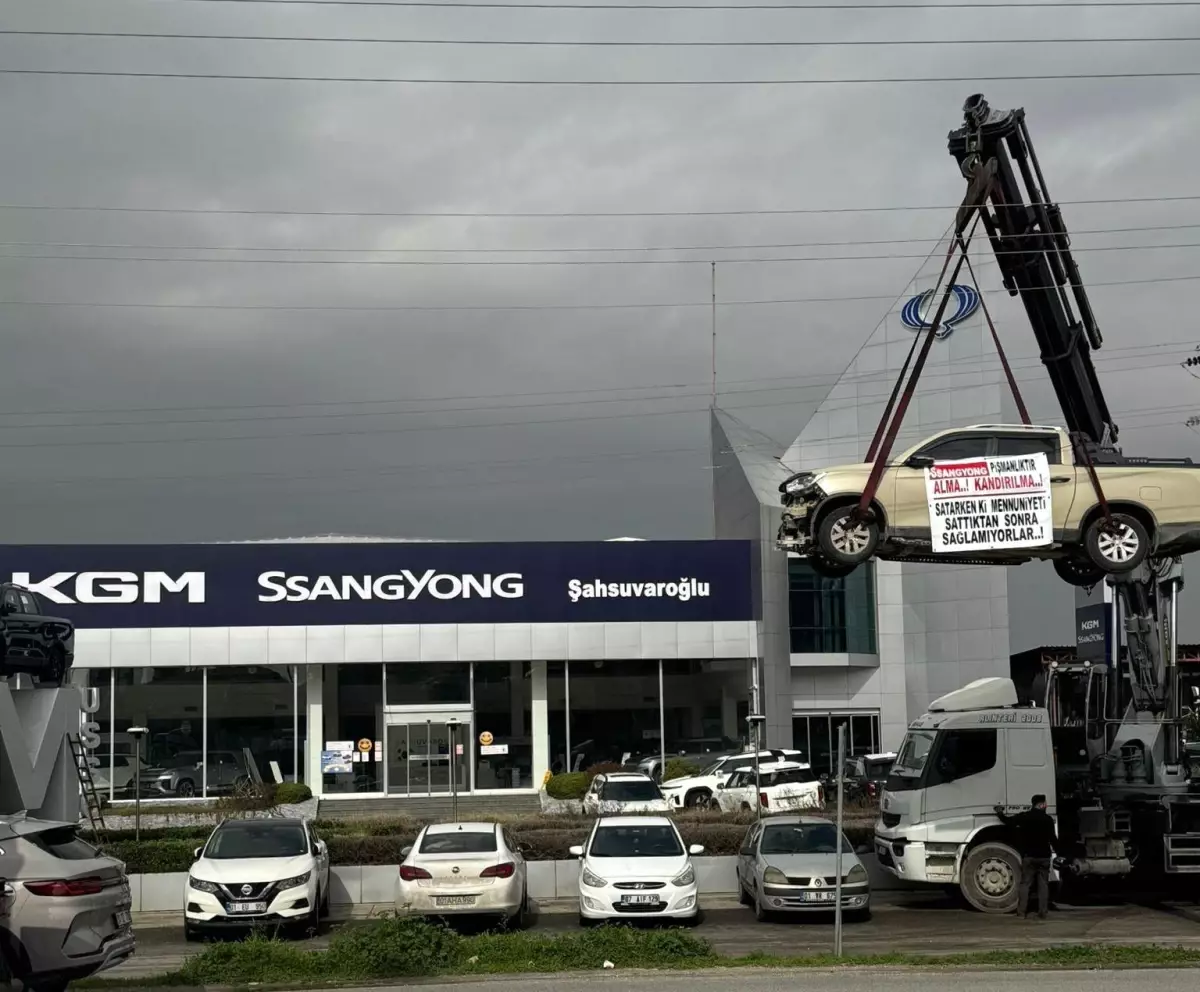 Kamyoneti vinç ile asıp firma önünde eylem yaptı