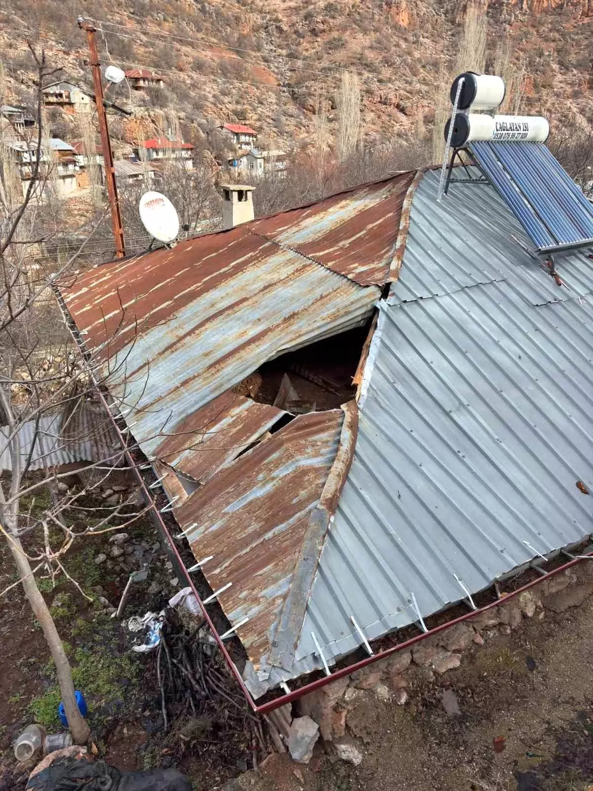 Konya'da dağdan kopan kaya parçası evin damına düştü