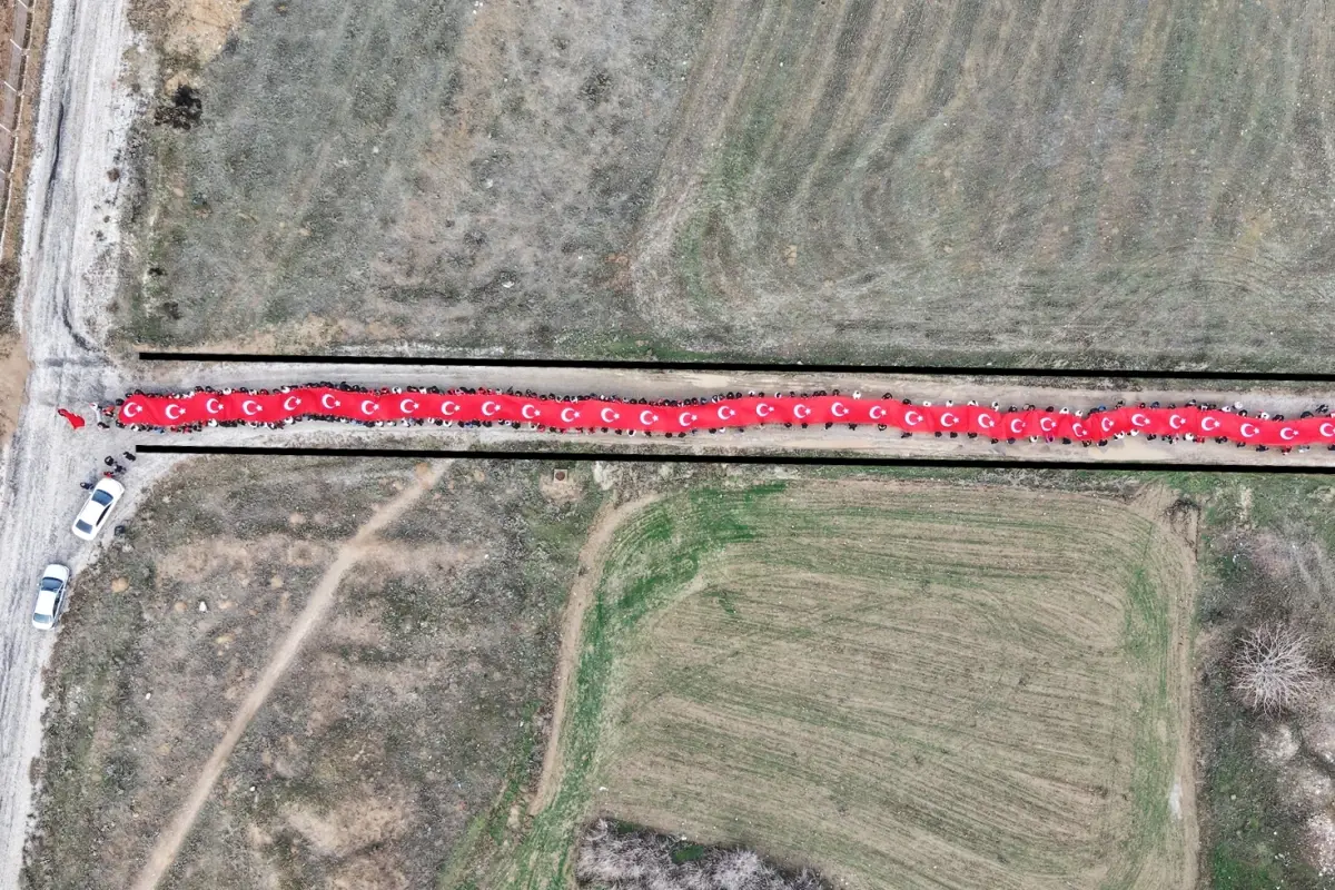 Mest eden görüntü: 150 metrelik Türk bayrağıyla okula giriş yaptılar