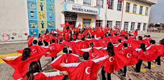 Nusaybin'de ilk ders 'Bayrak Sevgisi' temasıyla başladı