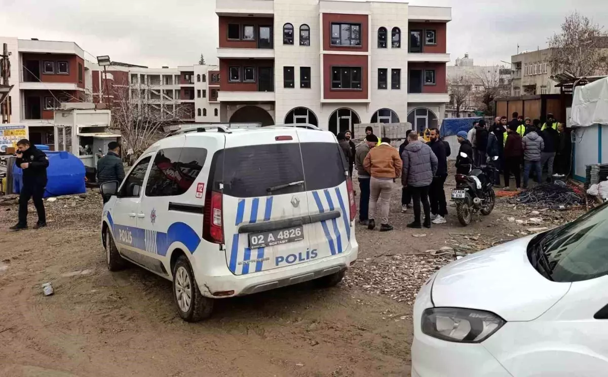 Paralarını alamadıklarını iddia eden işçiler eylem yaptı