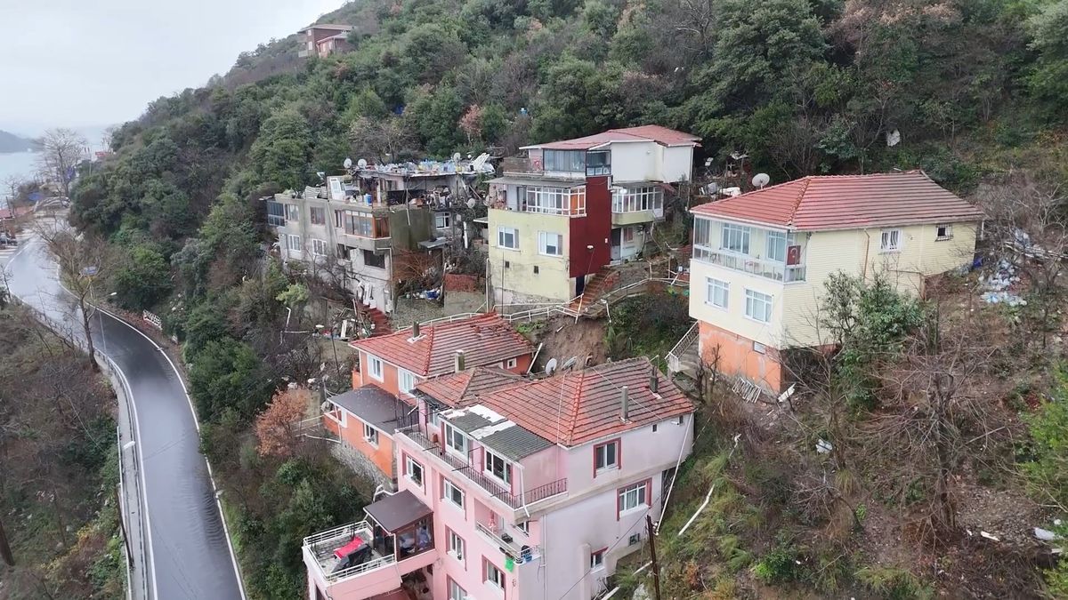 Sarıyer'de binanın bitişiğindeki merdiven çöktü