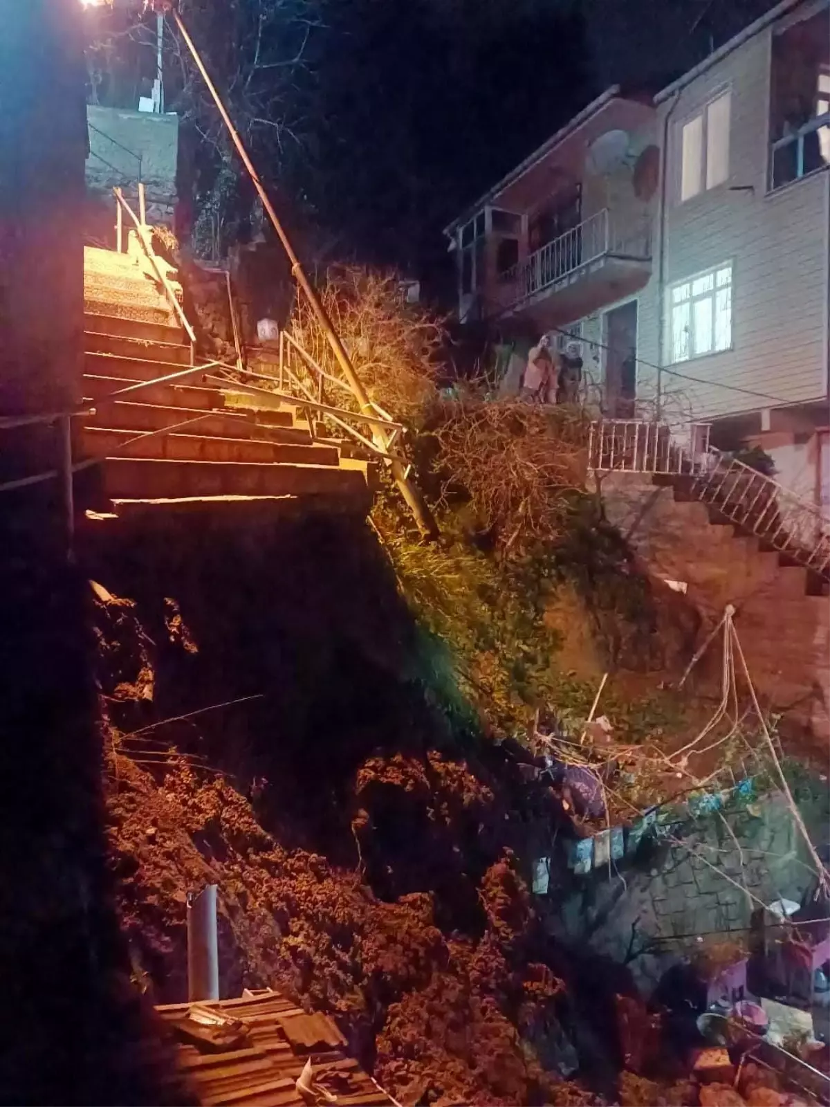 Sarıyer'de yağış nedeniyle bina yanındaki merdivenler çöktü: Mahalleli sokağa döküldü