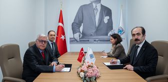 Siyaset bilimci Prof. Dr. Özdemir, 4 bini aşkın kitabını TTK'ye bağışladı