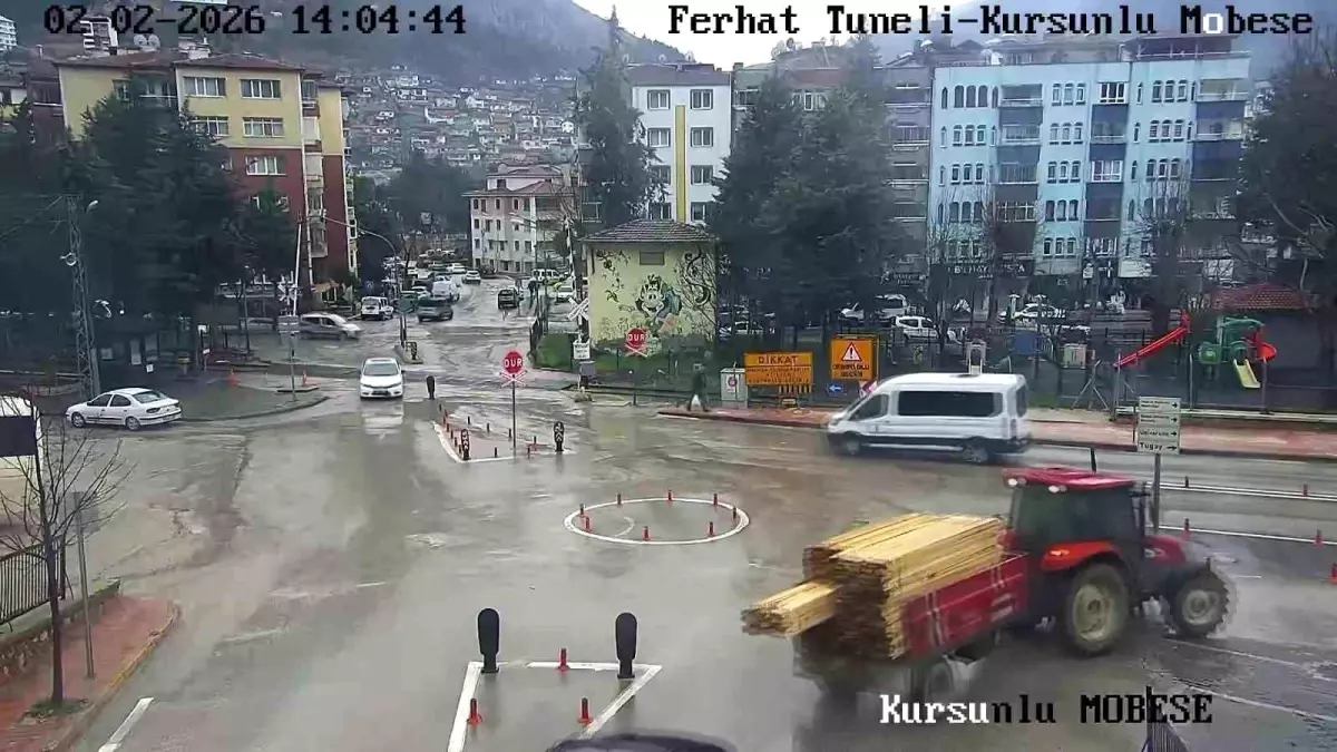 Traktörün devrilen römorkundaki keresteler yola dağıldı: O anlar kamerada