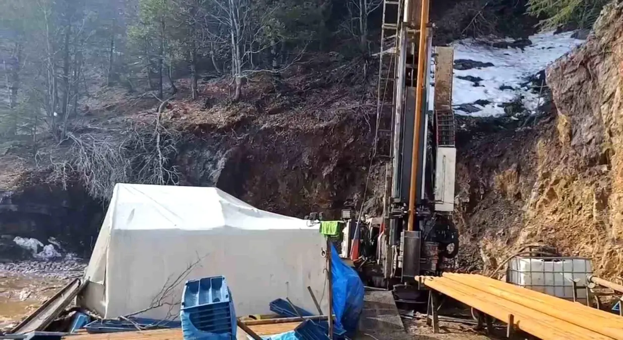 Üzerine kaya düşen işçi öldü