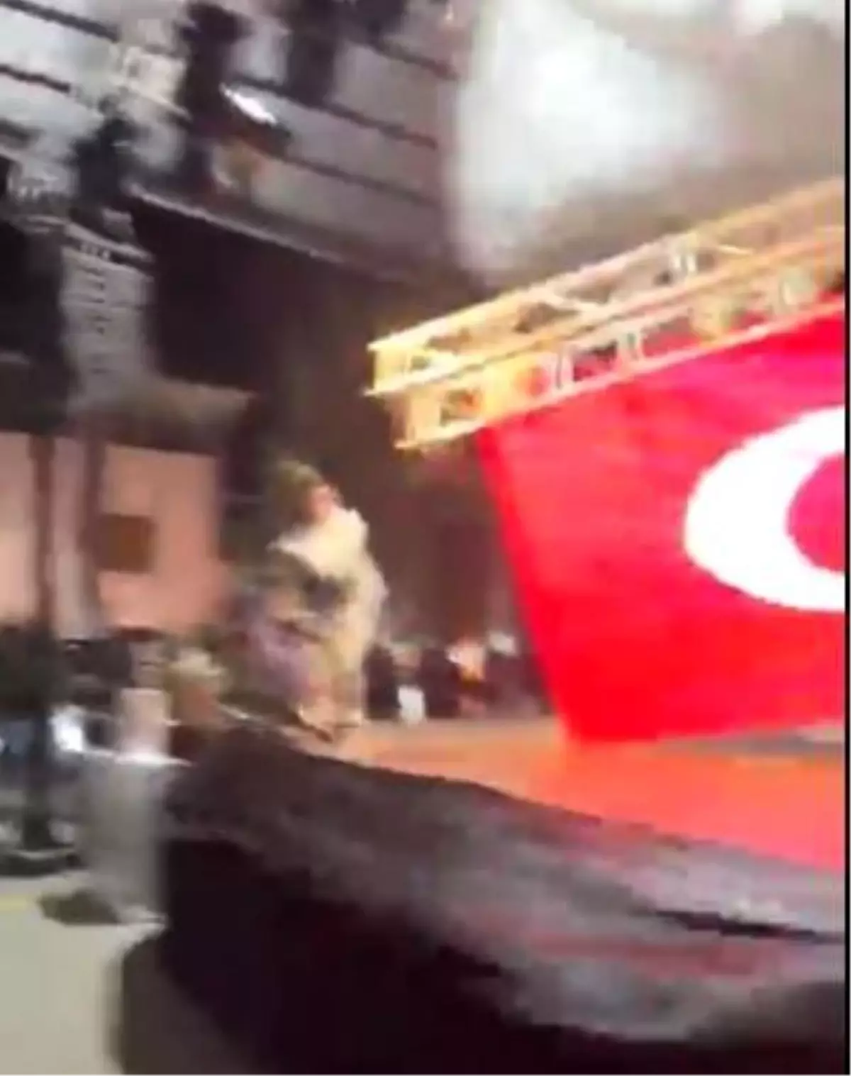 Zeybek oynamak için sahneye çıkan belediye başkanı ölümden döndü