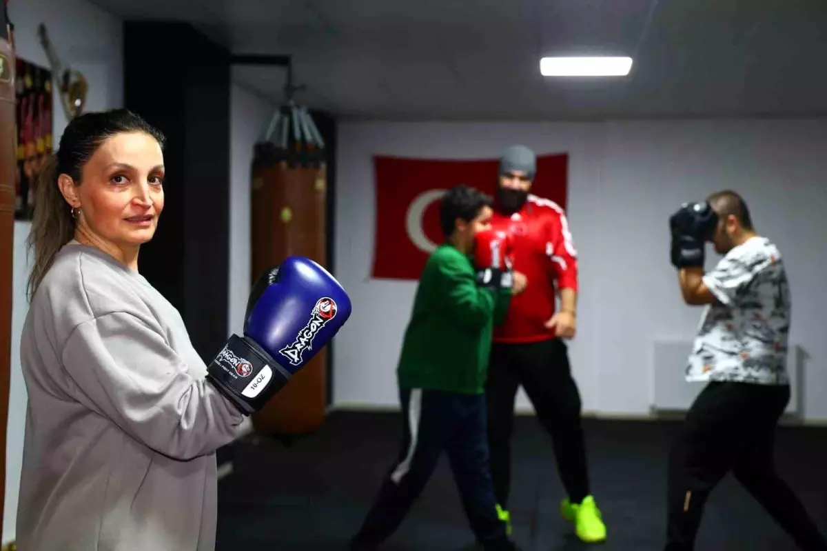 47 yaşındaki hemşire anne çocuklarıyla birlikte eldiven giyip ringe çıktı