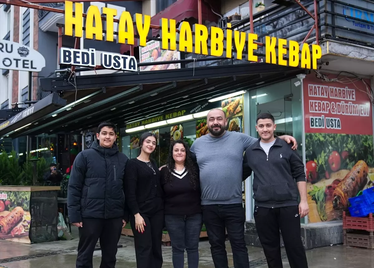 6 ŞUBAT DEPREMLERİNİN ÜÇÜNCÜ YILI - Depremden sonra İzmir'de yeni hayat kuran Alvanoğlu ailesi, Hatay'a dönecekleri günün hayalini kuruyor